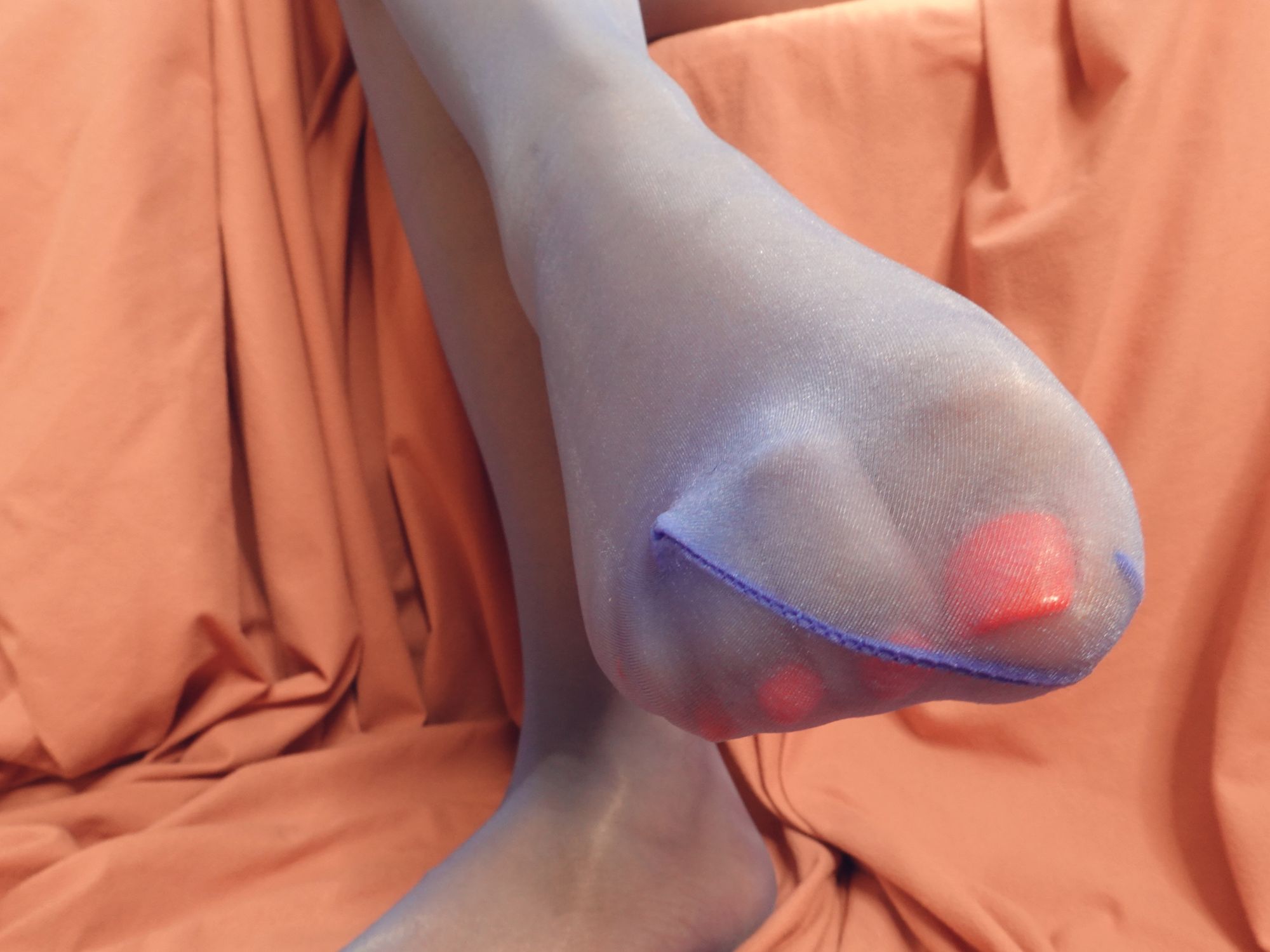 The wet look (electric blue nylons)